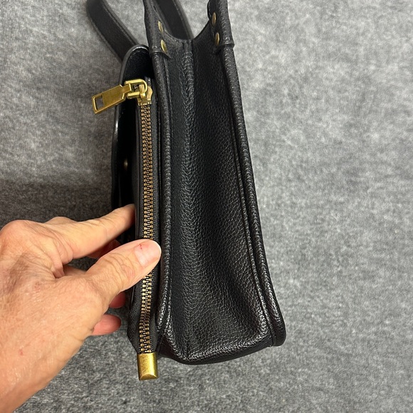 Elegant Black Crossbody Bag with Gold Details - Picture 3 of 9